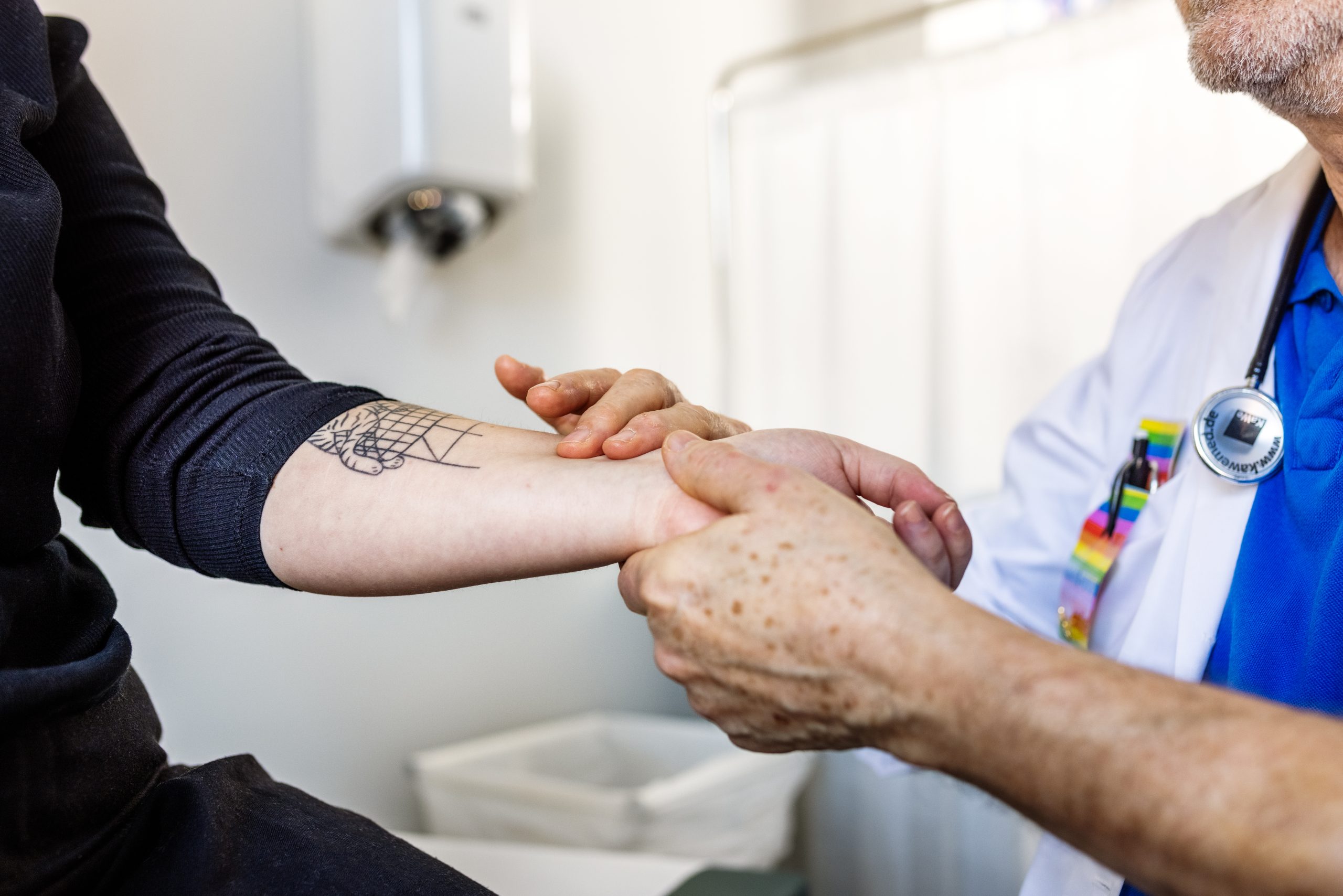 Person som kollar puls på arm.