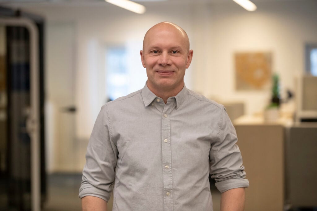 Porträttbild, Jonas Karlberg. Toppkandidat på Vänsterpartiet Västerbottens Regionlista.